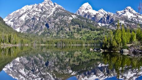 Serene Reflection of Majestic Mountains in Tranquil Waters wallpaper
