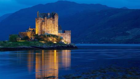 Eilean Donan Castle at dusk wallpaper
