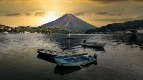 Lake With Volcano wallpaper