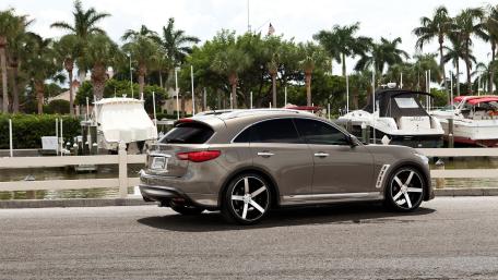 Sleek Infiniti FX35 by the Marina wallpaper