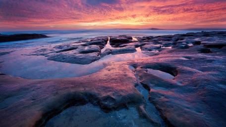 Stunning Sunset Over Serene Waters wallpaper