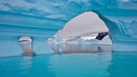 Majestic Arctic Iceberg Viewpoint wallpaper