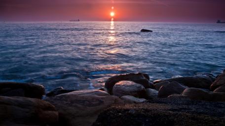 Sunset Serenity Over the Coastal Horizon wallpaper