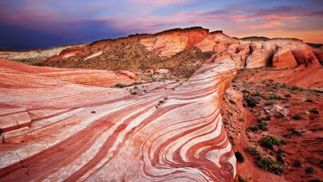 Red Rock Wonders in Nevada's Desert Landscape wallpaper