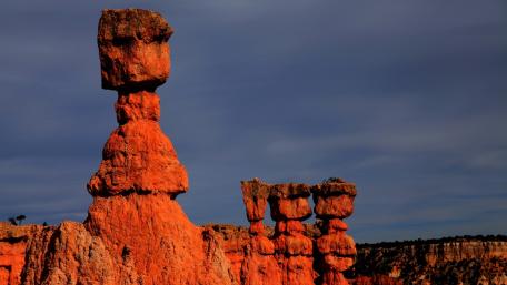 Bryce Canyon's Towering Rock Formations in Twilight wallpaper