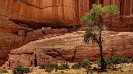 Canyon de Chelly's Majestic Beauty and Ancient Cliffs wallpaper