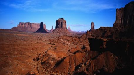 Monument Valley's Majestic Desert Landscape wallpaper