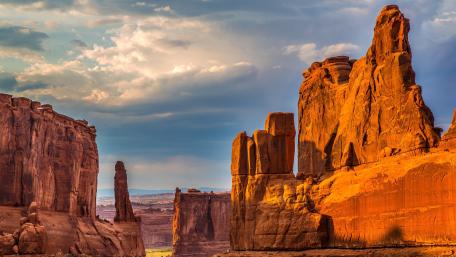 Majestic Rock Formations in Sunset Glow wallpaper