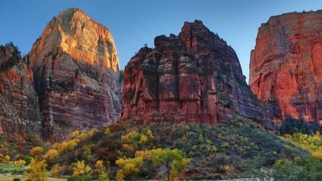Majestic Cliffs of Zion National Park wallpaper