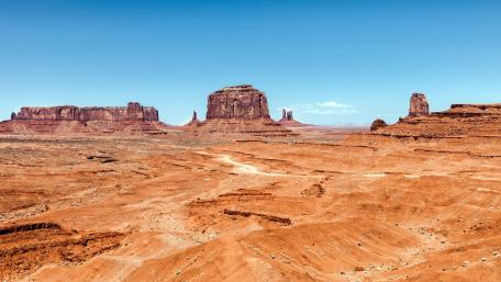 Monument Valley's Majestic Buttes and Vast Desert Landscape wallpaper