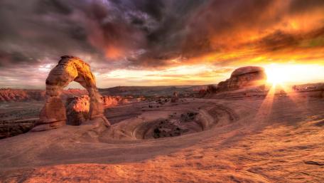 Sunset Glow at Delicate Arch, Utah wallpaper
