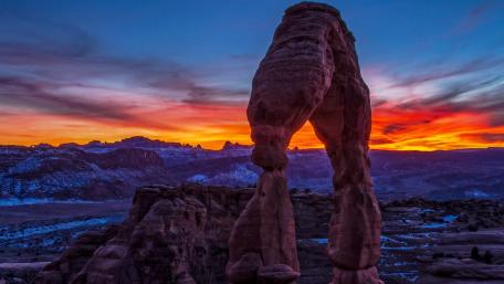 Majestic Delicate Arch at Sunset in Utah's Vast Landscape wallpaper
