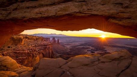 Sunset Splendor Through Mesa Arch wallpaper