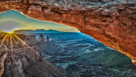 Sunrise at Mesa Arch in Canyonlands National Park wallpaper