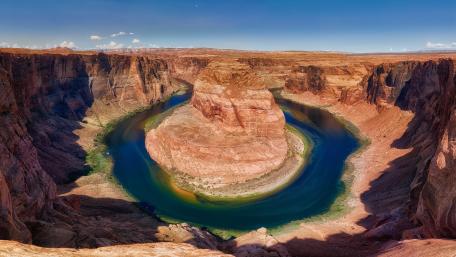 Majestic Curve of Horseshoe Bend in Arizona's Wilderness wallpaper