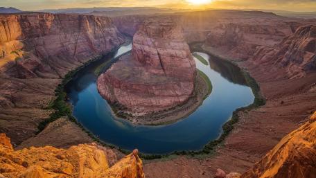 Horseshoe Bend: Majestic Curves of Nature's Artistry wallpaper