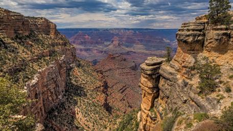 Grand Canyon's Majestic Landscape in Arizona wallpaper