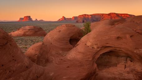 Monument Valley's Majestic Desert Horizons wallpaper