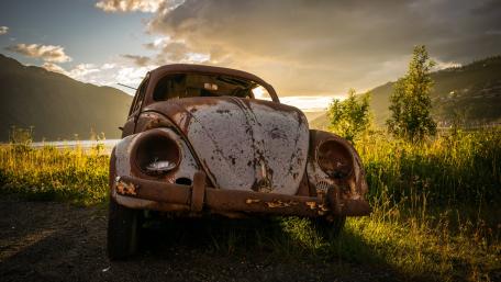 Rustic Beauty of a Rusty Volkswagen Beetle wallpaper