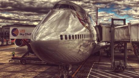 747 Majestic Flight Under Dramatic Skies wallpaper