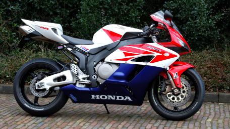 High-Octane Honda Superbike in Stunning 4K Detailing wallpaper