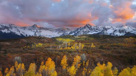 Autumn Majesty in the Mountains wallpaper