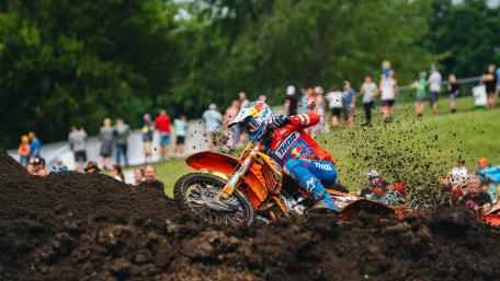 Motocross Thrills in High-Speed Action wallpaper