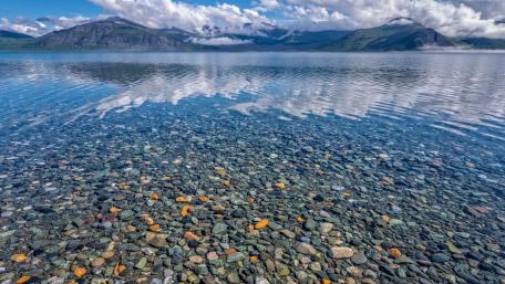 Kluane Lake’s Tranquil Pebble Shore Reflection wallpaper