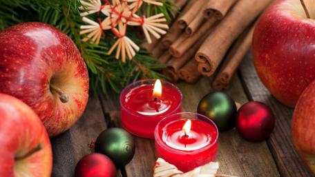 Festive Apple Glow with Warm Candlelight wallpaper