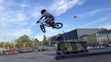 Freestyle BMX Adventure in Urban Skate Park wallpaper