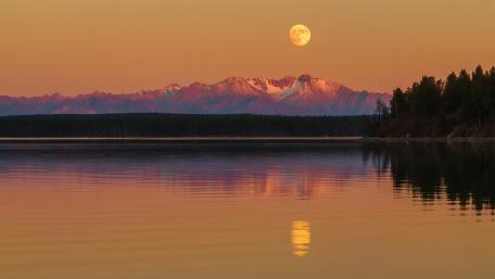 Serene Evening by the Lakeside with Moonlit Mountains wallpaper