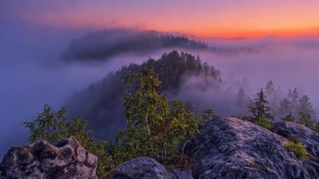 Misty Mountain Serenity at Sunset in 4K wallpaper