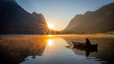 Sunrise Over he Mountains wallpaper