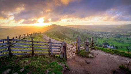 Sunrise at Mam Tor in Peak District National Park wallpaper