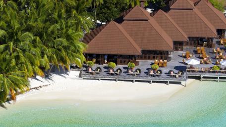 Tropical Paradise at Kurumba Maldives wallpaper