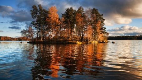Tranquil Autumn Reflections on a Serene Island Lake wallpaper