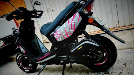Sleek Italika Scooter Design for Modern Riders wallpaper