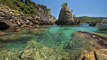 Lush Coastal Serenity: A Peaceful Escape wallpaper