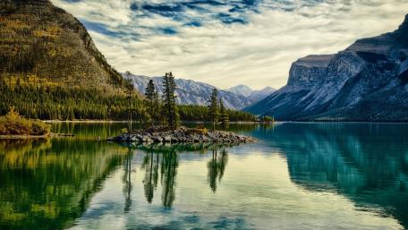 Tranquil Beauty of Lake Minnewanka in Autumn wallpaper