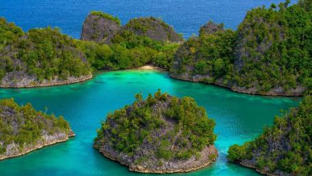 Raja Ampat’s Vibrant Lagoon Paradise wallpaper