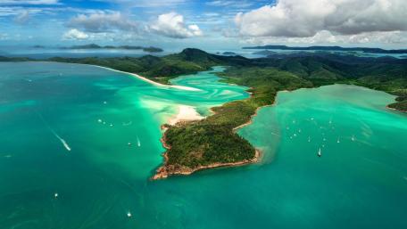 Serene Turquoise Bay with Lush Green Isles wallpaper