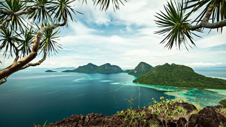 Paradise View over Turquoise Waters and Lush Islands wallpaper