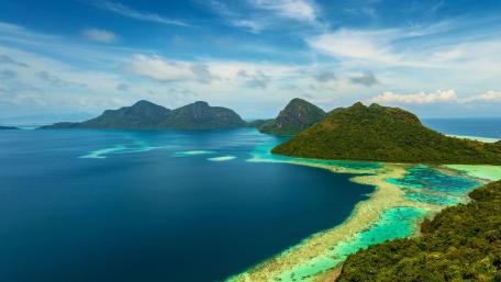 Island Paradise of Turquoise Waters and Lush Landscapes wallpaper
