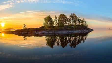Tranquil Island Reflection on Ladoga Lake wallpaper