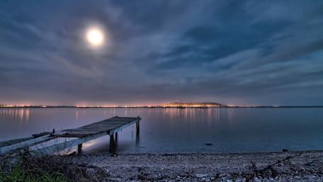 Moonlit Serenity Over the Pier wallpaper