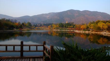 Autumn Serenity by the Lake with Mountain Views wallpaper