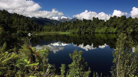 Tranquil Lake with Majestic Mountain Reflection wallpaper