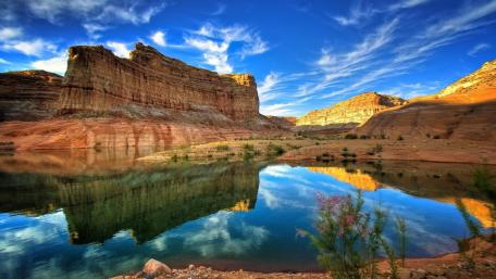 Lake Powell's Tranquil Reflections in Utah's Canyonlands wallpaper
