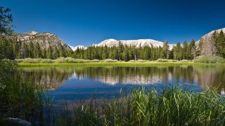 Tranquil Mountain Lakeside View wallpaper