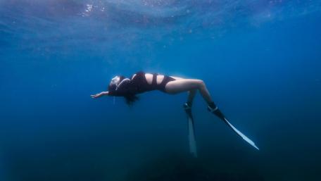 Freediving Gracefully Beneath the Waves wallpaper